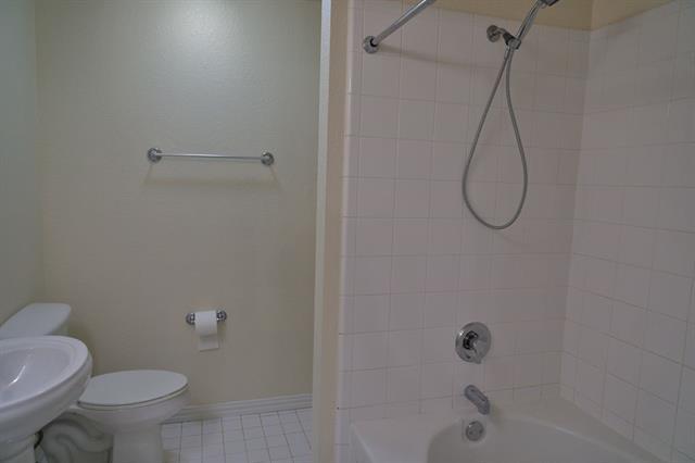 Building Photo - 2900 Bluffs Ct