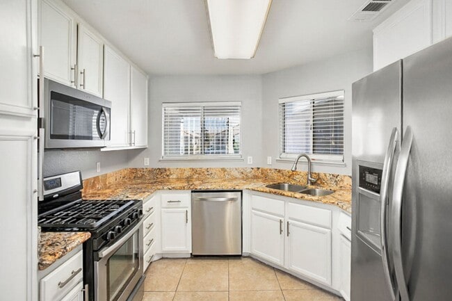 Building Photo - 3 Bed, 2 Bath Single Story West Vegas Beauty