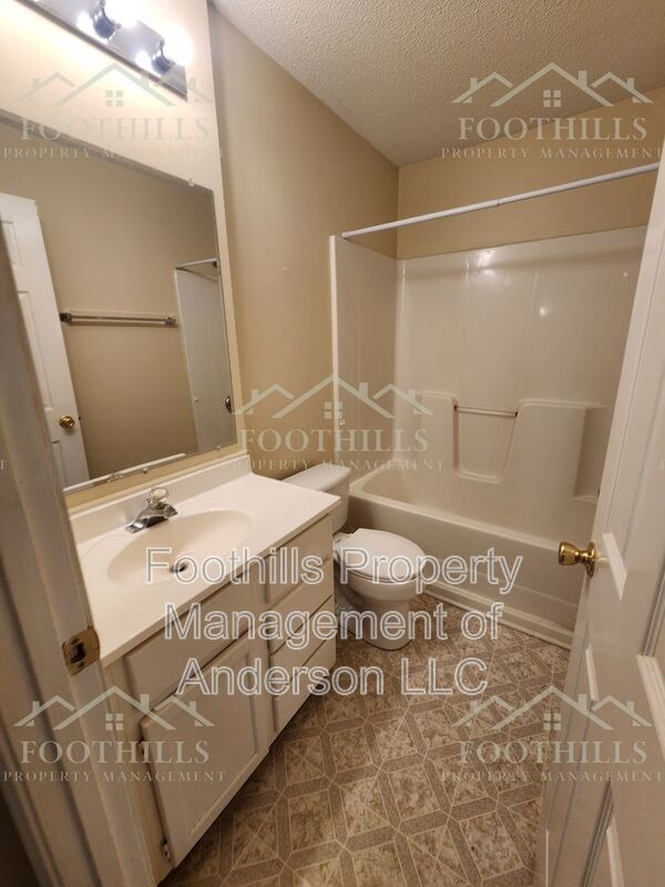Building Photo - 1419 Oak Hill Dr