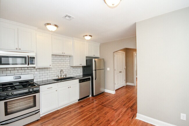 Building Photo - Charming Duplex 1/1 Duplex With Storage!