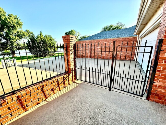 Building Photo - Garden Home in Kings Park