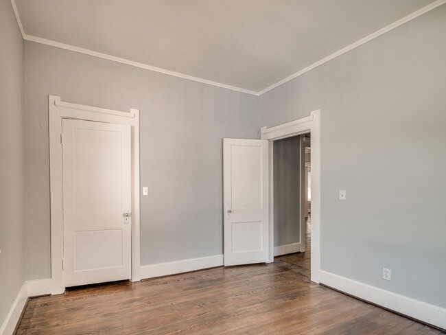 Building Photo - 2 bed 2 bath historic remodeled home with ...