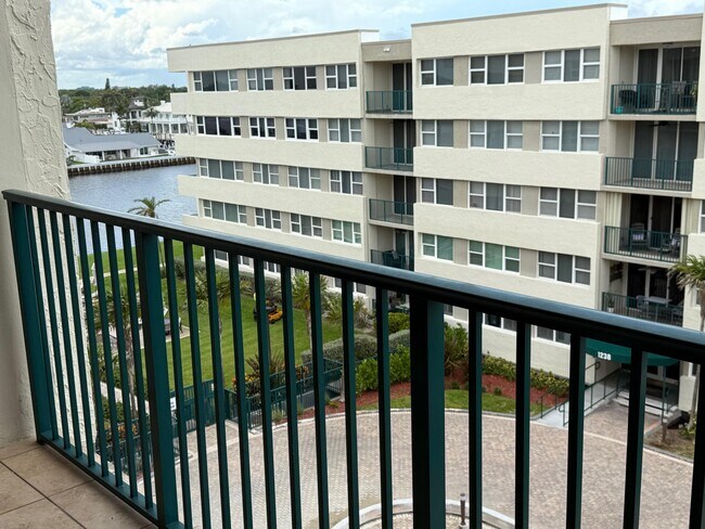 Building Photo - 1236 Hillsboro Mile