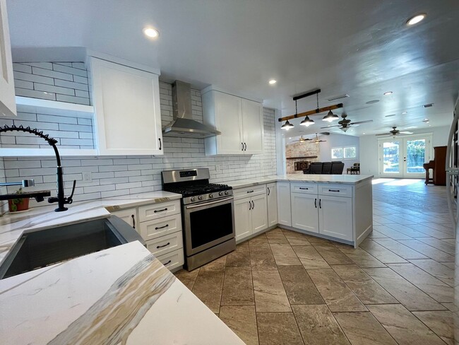 Building Photo - Beautifully Updated 3 Bedroom 2 Bathroom H...