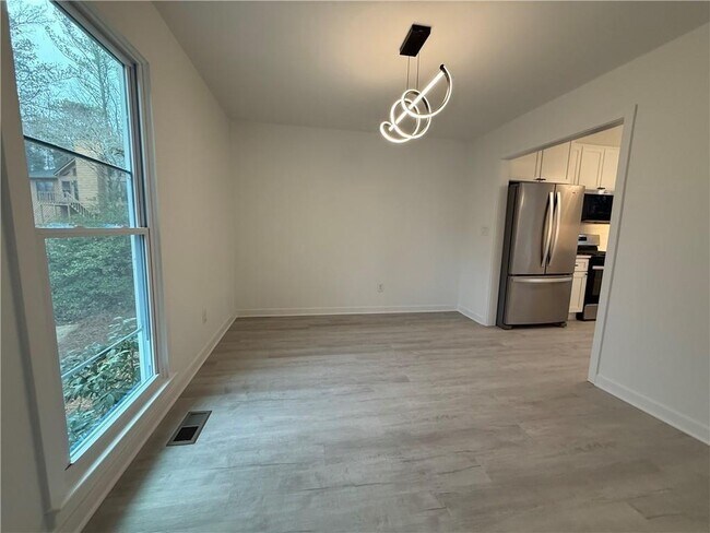 Building Photo - 3663 Heatherwood Dr NE