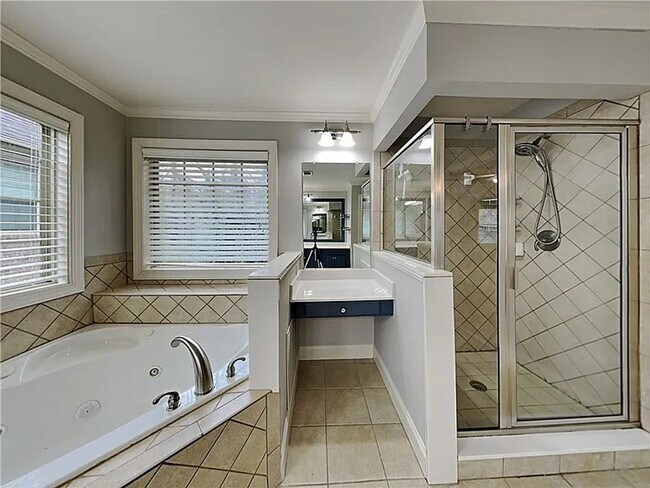 Building Photo - Spacious 4BR House in Decatur