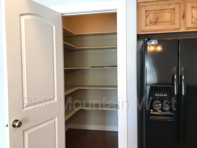 Building Photo - 1039 950 N