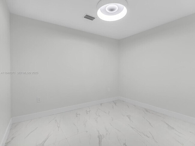 Building Photo - 700 NE 24th St