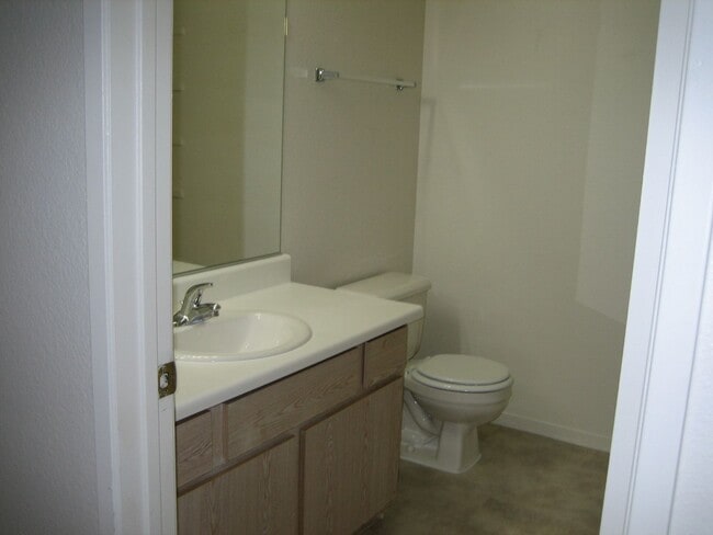 Building Photo - NICE CONDO, 3 BEDROOMS, 2 FULL BATHS, NEW ...