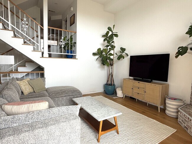 Building Photo - Furnished Multi-Level Townhome in South Redondo Beach – Available for 6–12 Months