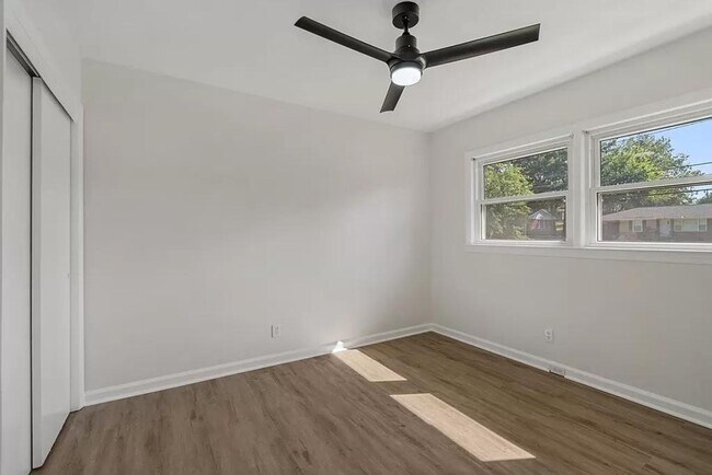 Building Photo - 5 Bedroom and 3 Bathroom home available to...
