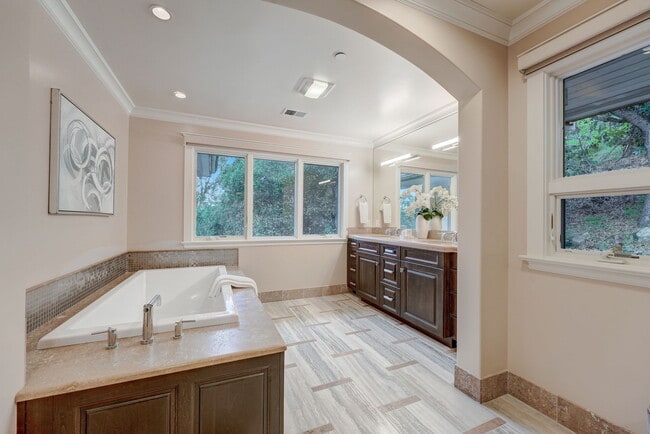 Building Photo - 140 Emerald Estates Ct
