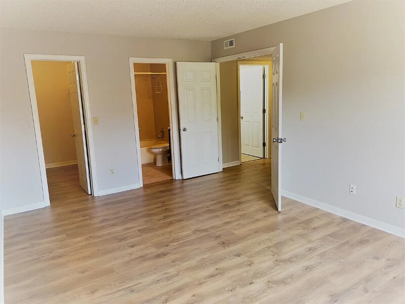 Building Photo - 8225 Fairmount Dr
