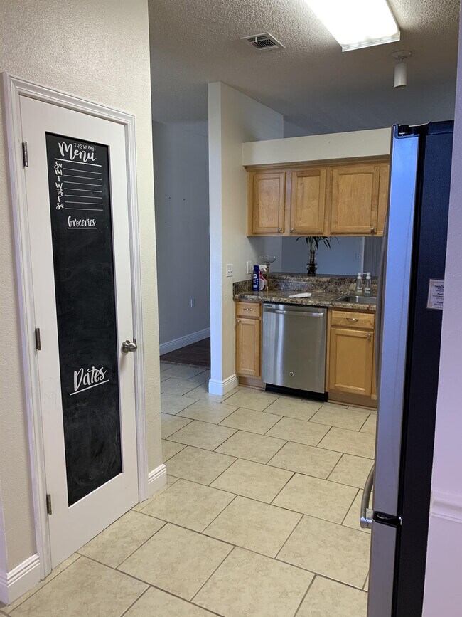 Building Photo - 8949 Camelot Pl