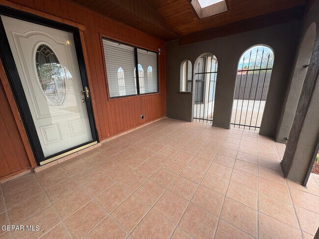 Building Photo - 316 S 6th St