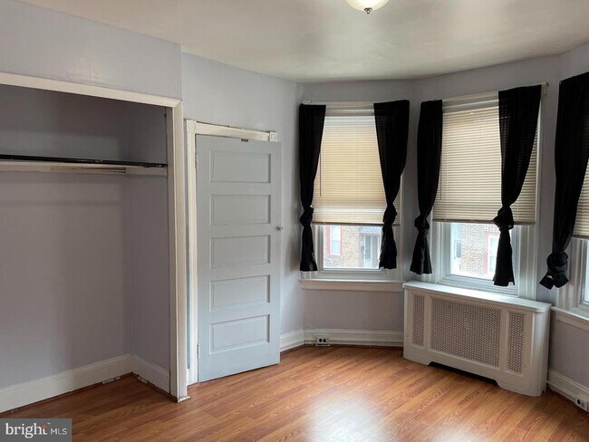 Building Photo - 2509 E Monmouth St