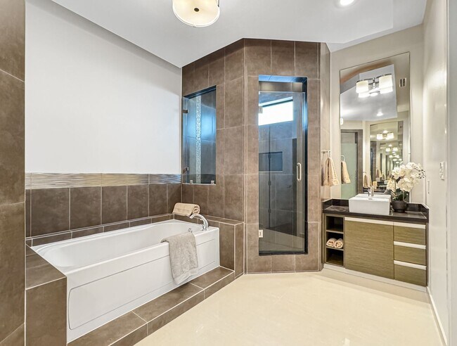 Building Photo - Modern 3-Bed / 3-Bath Home with Pool!