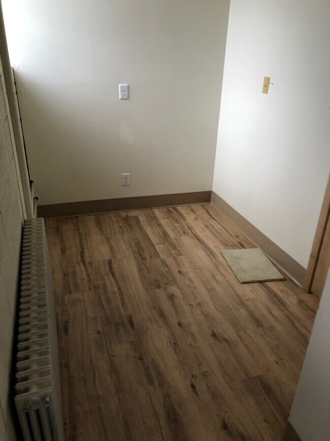 Lower Private Entrance - W63N139 Washington Ave