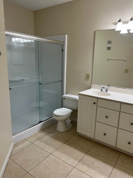 Building Photo - 10000 Gate Pky N