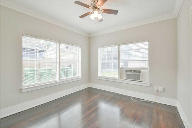 Building Photo - 903 Oakhurst St