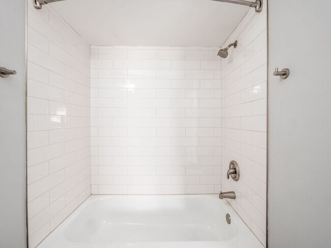 Building Photo - 593 Riverview Dr