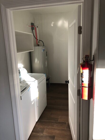 Laundry room - 1027 Fairway Dr