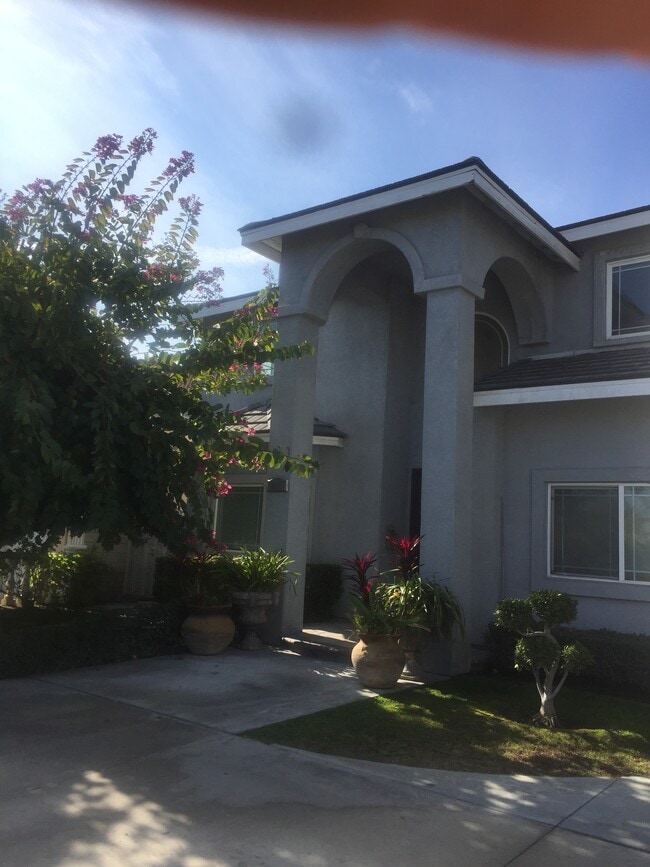 Building Photo - 326 S Euclid St