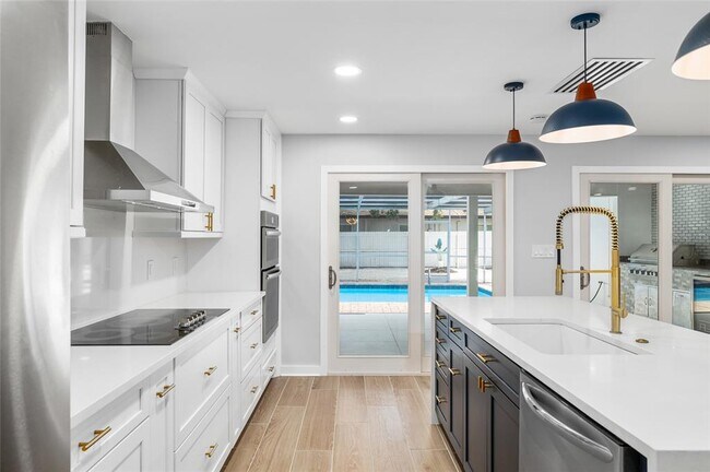 Building Photo - 2306 S San Jose Cir