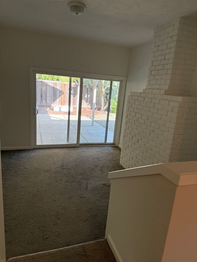 Building Photo - 1562 Oakroyal Dr