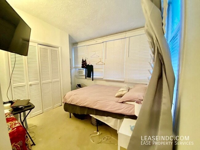 Building Photo - 2517 3rd St NE