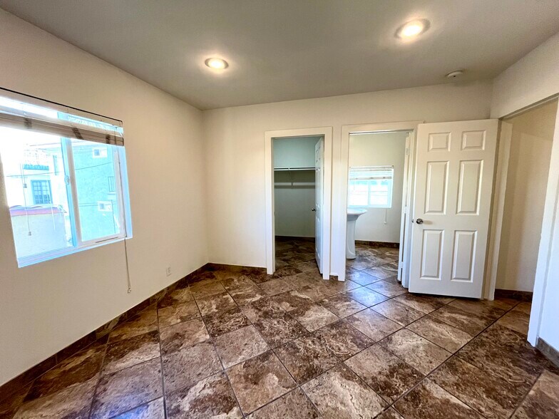 Building Photo - 1031 W 12th St