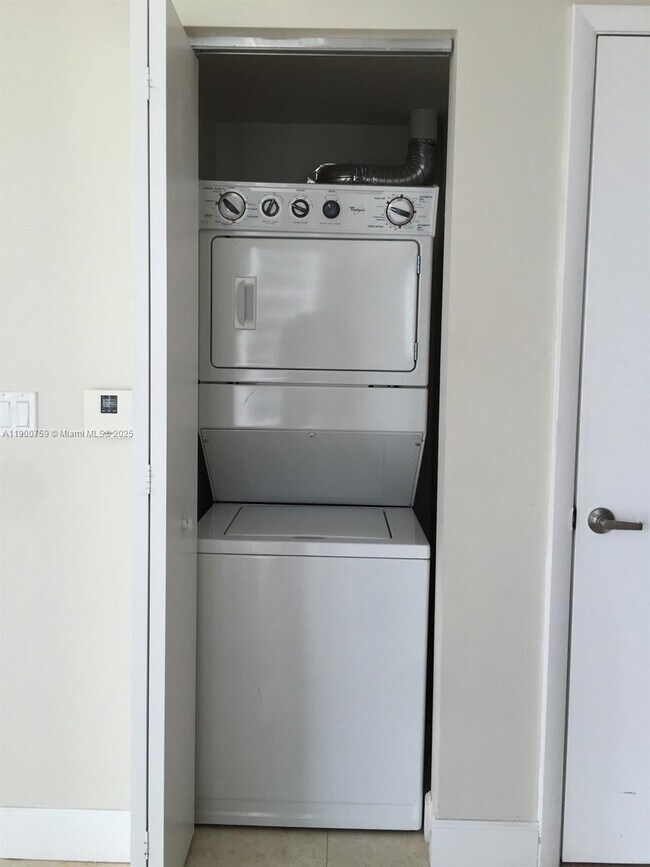 Building Photo - 495 Brickell Ave