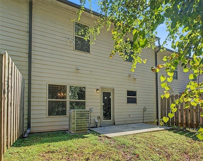 Building Photo - 1305 Chase Ln