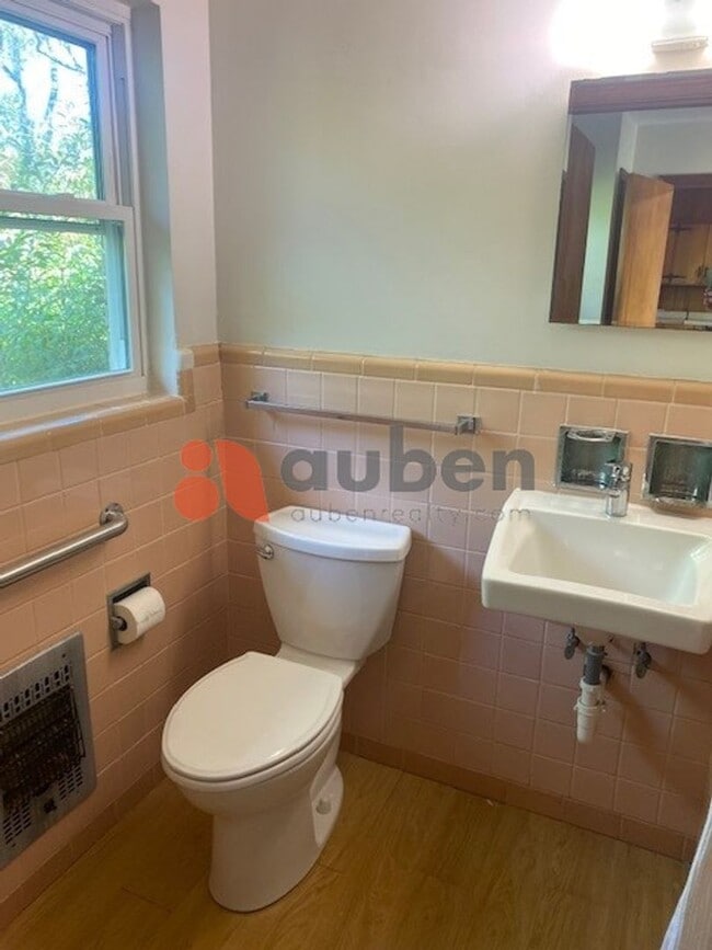 Building Photo - 3 Bedroom 2 Bathroom with Spacious Lot! $3...