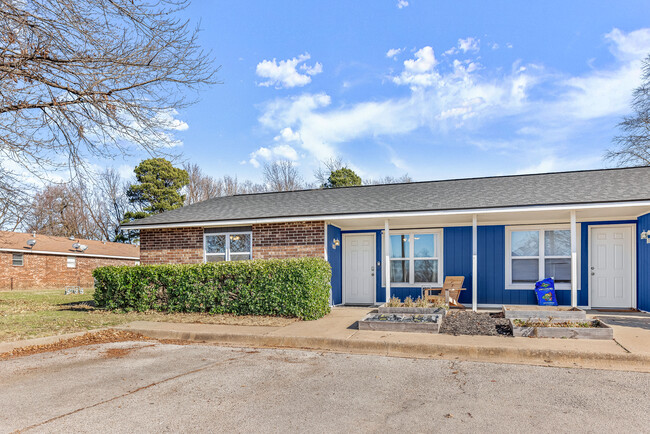 Building Photo - Duplex In Rogers