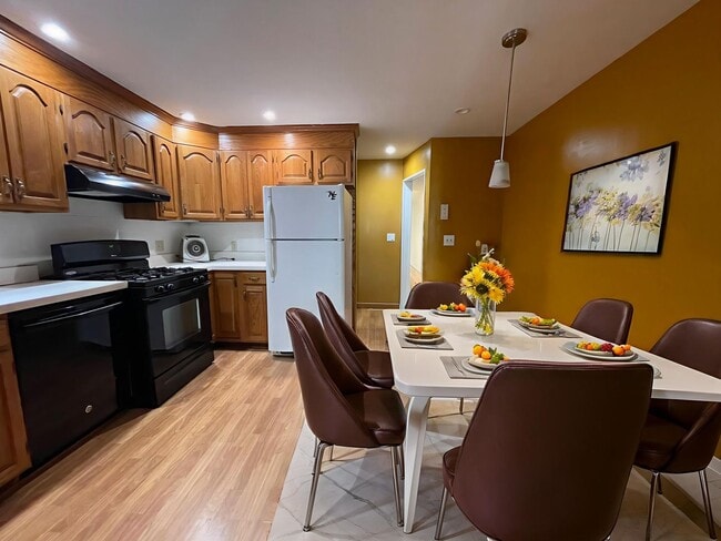 Building Photo - South Boston 5 Bed / 3 Bath – W/D in Unit – 9/1