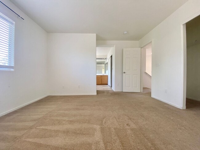 Building Photo - Nice two-story single family house with 3 bedrooms and 2 baths