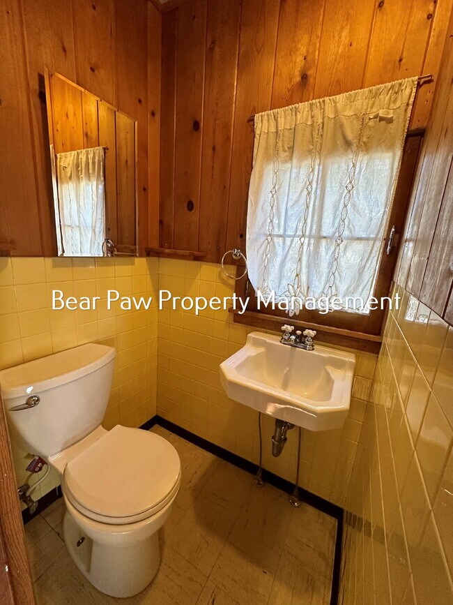 Building Photo - Two Bedroom Cabin in Indian Hills!