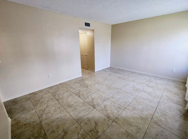 Building Photo - Charming Residence in a Prime Fort Myers Location