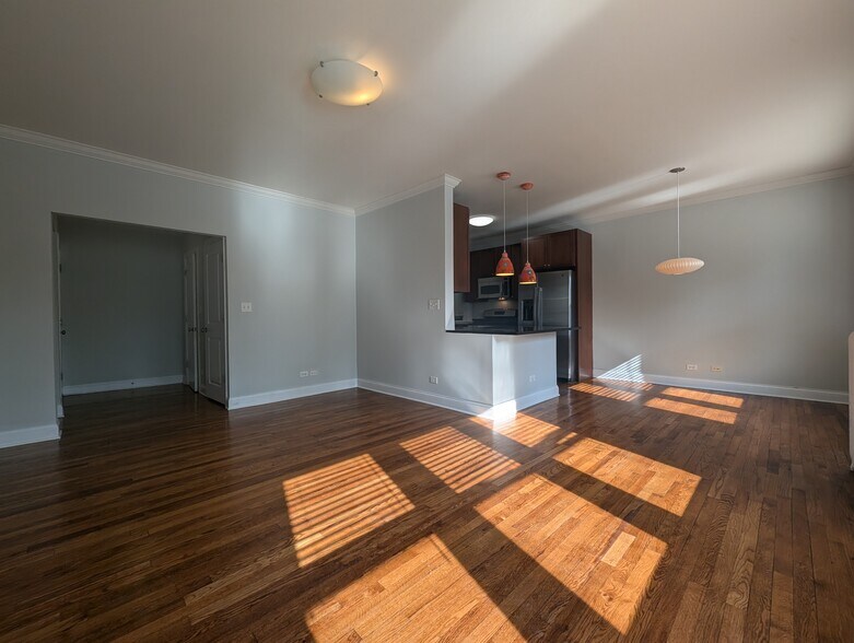 Building Photo - 722 W Addison St