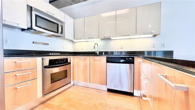 Building Photo - 645 W 9th St