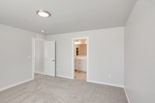 Building Photo - Beautiful 4 Bedroom Upscale Home