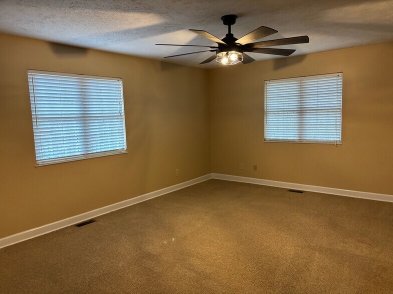 Building Photo - 710 Forest Dr