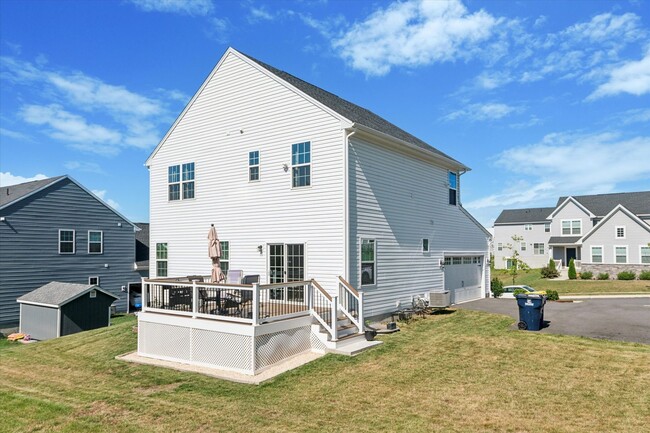 Building Photo - Beautifully Upgraded 4B/3.5B Home with Dec...