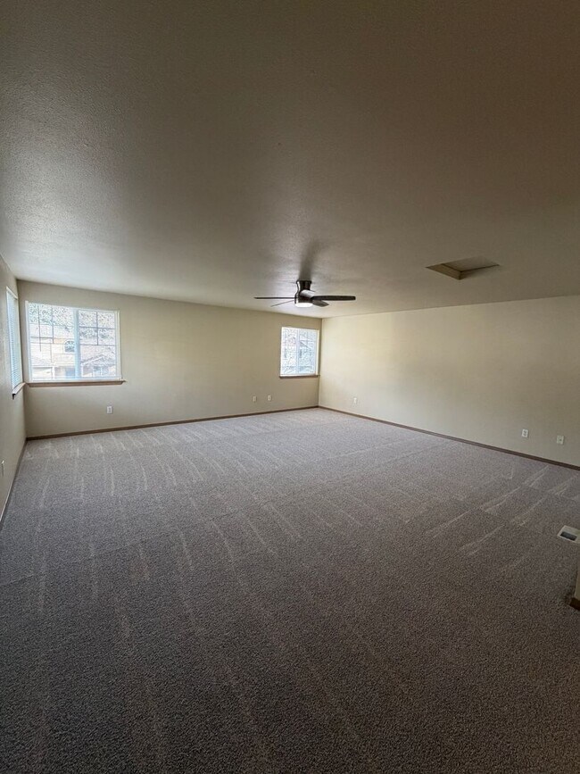 Building Photo - 843 Gina Ct SE