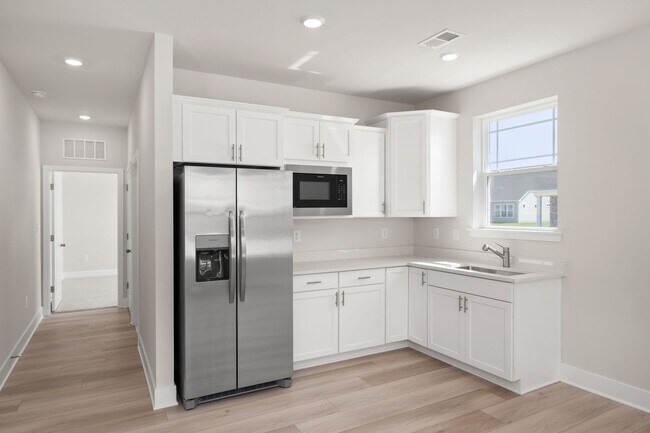 Building Photo - Beautiful new 4-bedroom, 3.5 bath property...