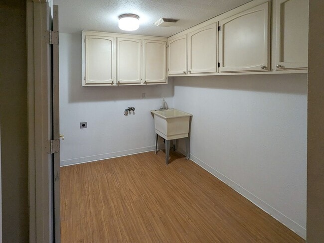 Building Photo - 2970 Phipps Ln NE
