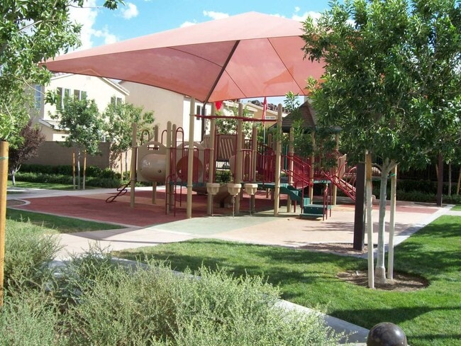 Building Photo - Beautiful, Spacious Four Bedroom + Loft Home in Gated Community!