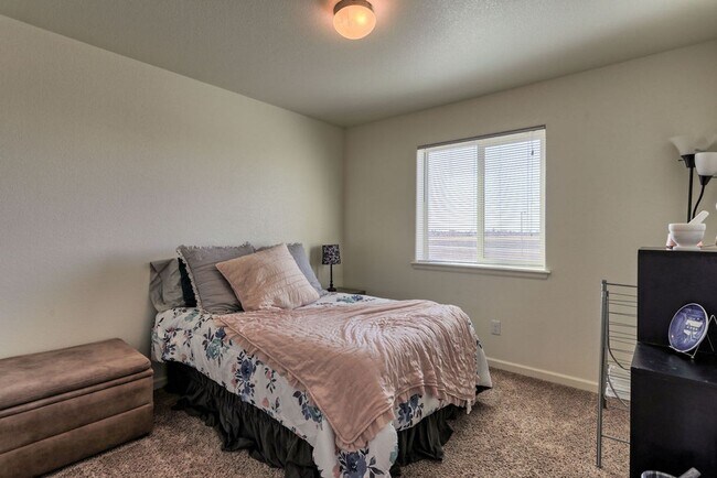 Building Photo - 3 Bedroom 2 1/2 Bath Townhome in Wellington