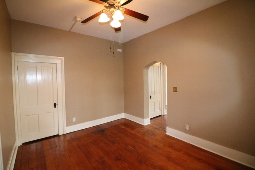 Building Photo - 1316 E 10th St